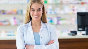 Farmacéutica aumentando la rentabilidad de su farmacia con una buena gestión de stock